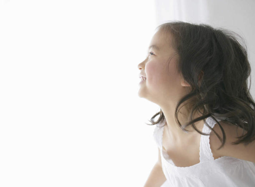 东方人,儿童,一个人,坐,笑,微笑,露齿笑,横图,室内,白天,侧面,纯洁,窗户,亚洲,仅一个女性,仅一个人,服装,墙,注视,黄种人,玻璃窗,墙壁,墙面,小孩,衣服,观察,看,仅一个小孩,可爱,童年,童趣,服饰,观看,察看,衣着,穿着,关注,童真,烂漫,无邪,衣饰,天真,女孩,女人,女性,亚洲人,孩子,坐着,半身,彩图,女生