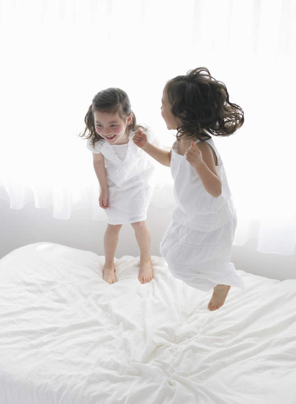 东方人,西方人,儿童,两个人,伙伴,朋友,跳,握手,竖图,室内,白天,正面,友谊,纯洁,窗帘,床,卧室,欧洲,欧洲人,亚洲,服装,装饰,双人床,床单,半空,注视,黄种人,被子,小孩,衣服,帘子,观察,看,遮阳,可爱,童年,童趣,服饰,观看,华丽,修饰,点缀,察看,被单,衣着,穿着,关注,童真,烂漫,无邪,衬托,美观,雅致,雅观,衣饰,天真,友情,女孩,女人,女性,白种人,亚洲人,搀手,拉手,手搀手,手拉手,手牵手,手握手,跳跃,彩图,全身,睡房,卧房,女生