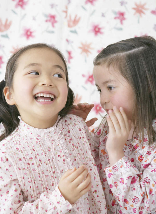 东方人,西方人,儿童,两个人,伙伴,朋友,站,笑,微笑,露齿笑,竖图,室内,白天,正面,友谊,纯洁,壁纸,欧洲,欧洲人,亚洲,服装,装饰,墙,注视,休闲装,黄种人,墙壁,墙面,小孩,衣服,观察,看,站着,休闲,休闲服,可爱,童年,童趣,服饰,观看,华丽,修饰,点缀,察看,关注,童真,烂漫,无邪,衬托,美观,雅致,雅观,天真,友情,女孩,女人,女性,白种人,亚洲人,墙纸,站立,半身,彩图,女生