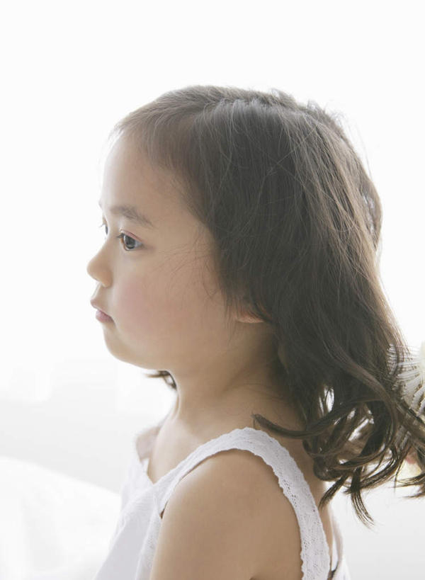 东方人,儿童,脸,头,脸颊,一个人,站,竖图,室内,特写,白天,侧面,纯洁,床,卧室,亚洲,仅一个女性,仅一个人,服装,朦胧,模糊,双人床,床单,注视,黄种人,被子,肩膀,小孩,衣服,观察,看,站着,仅一个小孩,可爱,童年,童趣,服饰,观看,察看,被单,衣着,穿着,关注,童真,烂漫,无邪,衣饰,天真,女孩,女人,女性,亚洲人,孩子,头部,脸部,脸蛋,面部,站立,半身,彩图,睡房,卧房,女生