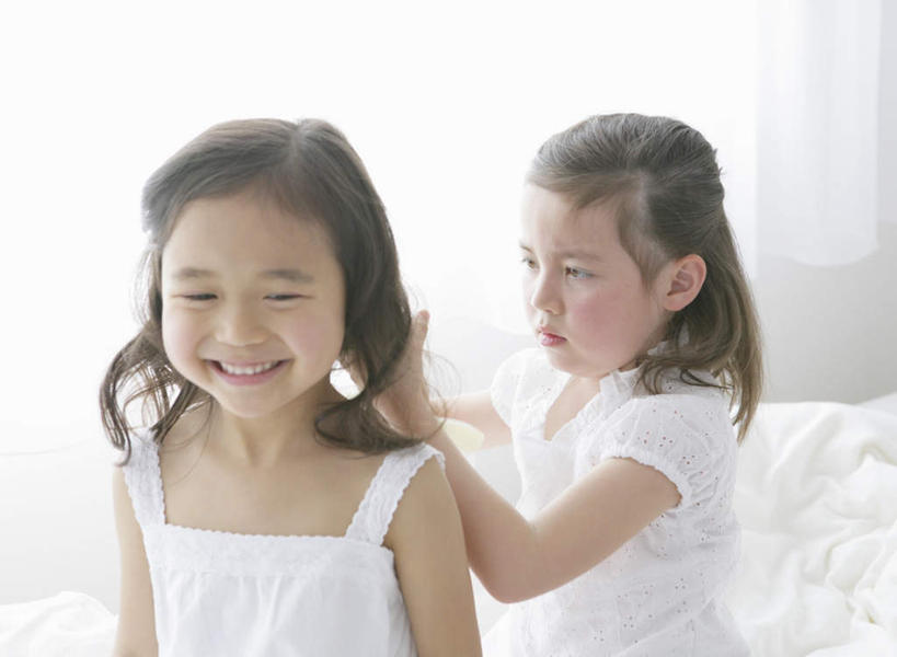 东方人,西方人,儿童,两个人,伙伴,朋友,坐,笑,微笑,露齿笑,横图,室内,白天,正面,友谊,纯洁,窗帘,床,卧室,欧洲,欧洲人,亚洲,握,服装,装饰,双人床,床单,拿,拿着,注视,黄种人,被子,小孩,衣服,帘子,观察,看,遮阳,可爱,童年,童趣,握着,服饰,观看,华丽,修饰,点缀,察看,被单,衣着,穿着,关注,童真,烂漫,无邪,衬托,美观,雅致,雅观,衣饰,天真,友情,女孩,女人,女性,白种人,亚洲人,坐着,半身,彩图,睡房,卧房,女生