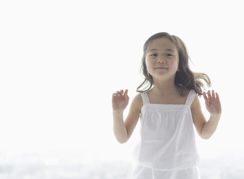 东方人,儿童,一个人,笑,微笑,横图,室内,白天,正面,纯洁,床,卧室,亚洲,仅一个女性,仅一个人,服装,双人床,床单,注视,黄种人,被子,小孩,衣服,观察,看,仅一个小孩,可爱,童年,童趣,服饰,观看,察看,被单,衣着,穿着,关注,童真,烂漫,无邪,衣饰,天真,女孩,女人,女性,亚洲人,孩子,半身,彩图,睡房,卧房,女生