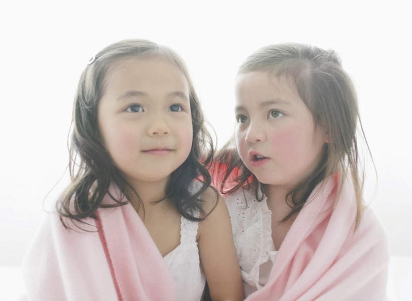 东方人,西方人,儿童,两个人,伙伴,朋友,坐,笑,微笑,露齿笑,横图,室内,白天,正面,友谊,纯洁,欧洲,欧洲人,亚洲,服装,纺织物,注视,黄种人,小孩,衣服,毛巾,观察,看,清洁,可爱,童年,童趣,服饰,观看,保暖,察看,衣着,穿着,关注,童真,透气,烂漫,无邪,防水,衣饰,储水,耐磨,吸水,天真,友情,女孩,女人,女性,白种人,亚洲人,坐着,半身,彩图,女生