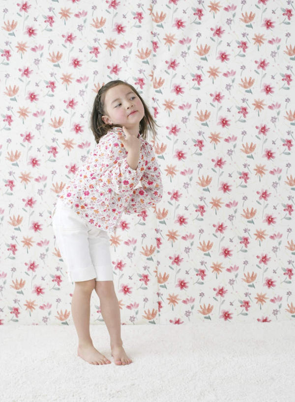 西方人,儿童,一个人,站,竖图,室内,白天,正面,纯洁,壁纸,欧洲,欧洲人,仅一个女性,仅一个人,弯腰,服装,装饰,墙,注视,墙壁,墙面,小孩,衣服,观察,看,站着,仅一个小孩,可爱,童年,童趣,服饰,观看,华丽,修饰,点缀,察看,衣着,穿着,关注,童真,烂漫,无邪,弯身,衬托,美观,雅致,雅观,衣饰,天真,女孩,女人,女性,白种人,孩子,墙纸,站立,彩图,全身,女生