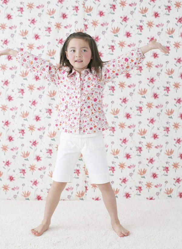 西方人,儿童,一个人,站,伸展双臂,竖图,室内,白天,正面,纯洁,壁纸,欧洲,欧洲人,仅一个女性,仅一个人,服装,装饰,墙,注视,墙壁,墙面,小孩,衣服,观察,看,站着,仅一个小孩,可爱,童年,童趣,服饰,观看,张开双腿,华丽,修饰,点缀,察看,衣着,穿着,关注,童真,烂漫,无邪,衬托,美观,雅致,雅观,衣饰,展开双腿,天真,女孩,女人,女性,白种人,孩子,墙纸,敞开双臂,伸开双臂,展开双肩,站立,张开手臂,张开双臂,彩图,全身,女生,伸展双腿