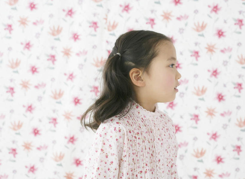 东方人,儿童,一个人,站,横图,室内,白天,侧面,纯洁,壁纸,亚洲,仅一个女性,仅一个人,服装,朦胧,模糊,装饰,墙,注视,黄种人,墙壁,墙面,小孩,衣服,观察,看,站着,仅一个小孩,可爱,童年,童趣,服饰,观看,华丽,修饰,点缀,察看,衣着,穿着,关注,童真,烂漫,无邪,衬托,美观,雅致,雅观,衣饰,天真,女孩,女人,女性,亚洲人,孩子,墙纸,站立,半身,彩图,女生