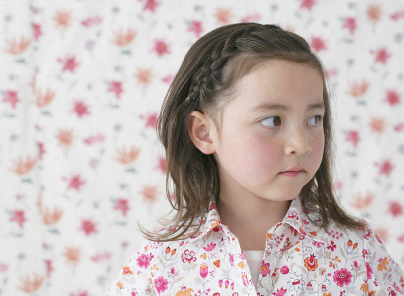 西方人,儿童,脸,头,脸颊,一个人,站,横图,室内,特写,白天,正面,纯洁,壁纸,欧洲,欧洲人,仅一个女性,仅一个人,服装,朦胧,模糊,装饰,墙,扭头,注视,肩膀,墙壁,墙面,小孩,衣服,观察,看,站着,转头,仅一个小孩,可爱,童年,童趣,服饰,观看,华丽,修饰,点缀,察看,衣着,穿着,关注,童真,烂漫,无邪,衬托,美观,雅致,雅观,衣饰,天真,女孩,女人,女性,白种人,孩子,头部,脸部,脸蛋,面部,墙纸,站立,半身,彩图,女生