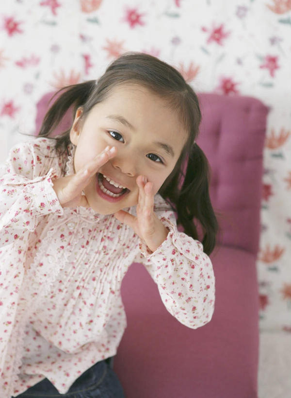 东方人,儿童,一个人,坐,竖图,室内,白天,正面,纯洁,壁纸,沙发,亚洲,仅一个女性,仅一个人,服装,朦胧,模糊,装饰,墙,大喊,注视,黄种人,墙壁,墙面,小孩,衣服,观察,看,张嘴,仅一个小孩,可爱,童年,童趣,服饰,观看,大叫,华丽,修饰,点缀,察看,衣着,穿着,关注,张大嘴巴,布艺沙发,童真,烂漫,无邪,衬托,美观,雅致,雅观,大呼,衣饰,天真,女孩,女人,女性,亚洲人,孩子,墙纸,张开嘴,坐着,半身,彩图,女生