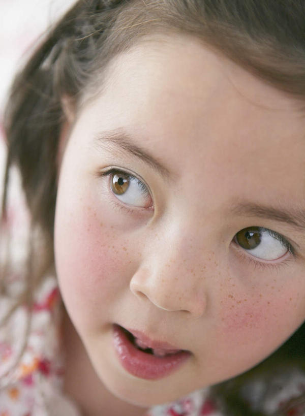 西方人,儿童,脸,头,脸颊,一个人,竖图,室内,特写,白天,正面,纯洁,欧洲,欧洲人,仅一个女性,仅一个人,服装,朦胧,模糊,注视,小孩,衣服,观察,看,仅一个小孩,可爱,童年,童趣,服饰,观看,察看,衣着,穿着,关注,童真,烂漫,无邪,衣饰,天真,女孩,女人,女性,白种人,孩子,头部,脸部,脸蛋,面部,半身,彩图,女生