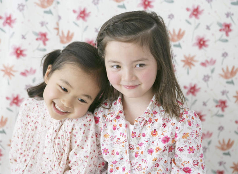 东方人,西方人,儿童,两个人,伙伴,朋友,坐,笑,微笑,露齿笑,横图,室内,白天,正面,友谊,纯洁,壁纸,欧洲,欧洲人,亚洲,服装,装饰,墙,依偎,注视,黄种人,墙壁,墙面,小孩,衣服,观察,看,靠,靠着,倚靠,可爱,童年,童趣,服饰,观看,华丽,修饰,点缀,察看,倚着,衣着,穿着,关注,童真,烂漫,无邪,依附,依赖,投靠,衬托,美观,雅致,雅观,衣饰,天真,友情,女孩,女人,女性,白种人,亚洲人,墙纸,坐着,半身,彩图,女生