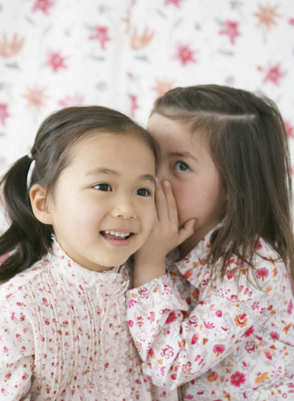 东方人,西方人,儿童,两个人,伙伴,朋友,坐,笑,说,微笑,露齿笑,竖图,室内,白天,正面,讨论,友谊,纯洁,壁纸,欧洲,欧洲人,亚洲,服装,装饰,墙,注视,黄种人,墙壁,墙面,小孩,衣服,观察,看,可爱,童年,童趣,服饰,观看,华丽,修饰,点缀,察看,衣着,穿着,关注,私语,耳语,童真,烂漫,无邪,衬托,美观,雅致,雅观,衣饰,交流,天真,友情,女孩,女人,女性,白种人,亚洲人,墙纸,沟通,讲话,交谈,商讨,说话,谈话,坐着,半身,彩图,女生