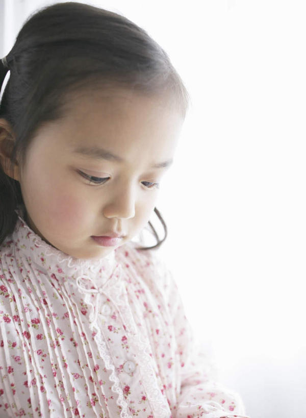 东方人,儿童,一个人,竖图,室内,白天,侧面,纯洁,亚洲,仅一个女性,仅一个人,服装,注视,黄种人,小孩,衣服,低头,观察,看,仅一个小孩,可爱,童年,童趣,服饰,观看,察看,衣着,穿着,关注,童真,烂漫,无邪,垂头,衣饰,天真,女孩,女人,女性,亚洲人,孩子,半身,彩图,女生