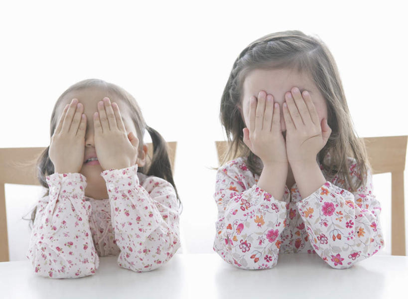 东方人,西方人,儿童,两个人,伙伴,朋友,坐,横图,室内,白天,正面,友谊,纯洁,餐桌,桌子,椅子,欧洲,欧洲人,亚洲,服装,木椅,黄种人,小孩,衣服,可爱,童年,童趣,遮,遮掩,服饰,餐台,掩盖,遮挡,衣着,穿着,童真,烂漫,无邪,遮盖,掩饰,衣饰,天真,友情,女孩,女人,女性,白种人,亚洲人,坐着,半身,彩图,女生