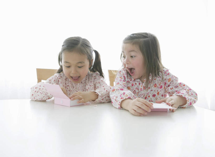 东方人,西方人,儿童,两个人,伙伴,朋友,坐,笑,大笑,横图,室内,白天,正面,兴奋,友谊,纯洁,餐桌,桌子,礼盒,礼物,椅子,欧洲,欧洲人,亚洲,握,服装,纸盒,木椅,拿,拿着,注视,黄种人,盒子,小孩,衣服,包装盒,礼品盒,观察,看,张嘴,可爱,童年,童趣,握着,服饰,礼品,餐台,观看,察看,衣着,穿着,关注,张大嘴巴,童真,烂漫,无邪,哈哈大笑,衣饰,天真,友情,女孩,女人,女性,白种人,亚洲人,张开嘴,坐着,半身,彩图,高兴,狂笑,女生