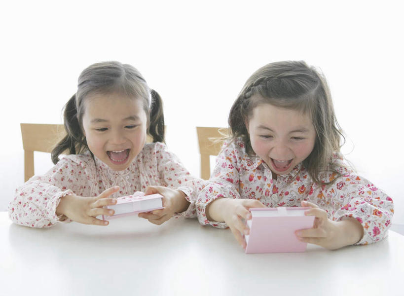 东方人,西方人,儿童,两个人,伙伴,朋友,坐,笑,大笑,横图,室内,白天,正面,兴奋,友谊,纯洁,餐桌,桌子,礼盒,礼物,椅子,欧洲,欧洲人,亚洲,握,服装,纸盒,木椅,拿,拿着,注视,黄种人,盒子,小孩,衣服,包装盒,礼品盒,观察,看,张嘴,可爱,童年,童趣,握着,服饰,礼品,餐台,观看,察看,衣着,穿着,关注,张大嘴巴,童真,烂漫,无邪,哈哈大笑,衣饰,天真,友情,女孩,女人,女性,白种人,亚洲人,张开嘴,坐着,半身,彩图,高兴,狂笑,女生