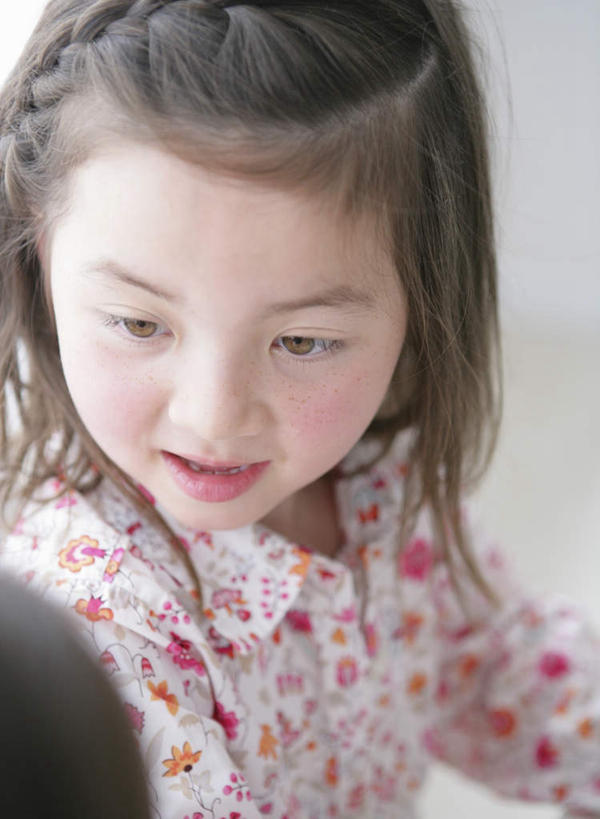 东方人,西方人,儿童,脸,头,脸颊,两个人,伙伴,朋友,竖图,室内,特写,白天,正面,友谊,纯洁,欧洲,欧洲人,亚洲,服装,扭头,注视,黄种人,肩膀,小孩,衣服,观察,看,转头,可爱,童年,童趣,服饰,观看,察看,衣着,穿着,关注,童真,烂漫,无邪,衣饰,天真,友情,女孩,女人,女性,白种人,亚洲人,头部,脸部,脸蛋,面部,半身,彩图,女生