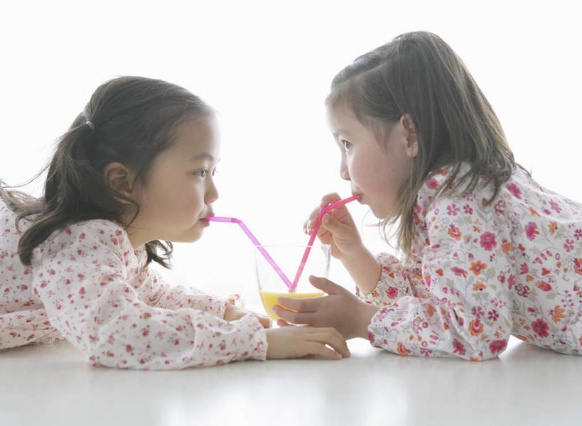 果汁,东方人,西方人,儿童,两个人,伙伴,朋友,横图,室内,白天,侧面,友谊,纯洁,杯子,欧洲,欧洲人,亚洲,喝,握,服装,塑料,饮品,一杯,拿,拿着,注视,黄种人,相视,玻璃制品,饮料,小孩,衣服,水杯,塑料制品,吸管,观察,看,趴着,面对面,可爱,童年,童趣,握着,服饰,观看,对视,察看,空心,互视,衣着,穿着,关注,可口,相对,童真,烂漫,无邪,相看,饮管,衣饰,适口,天真,友情,女孩,女人,女性,白种人,亚洲人,玻璃杯,趴,半身,彩图,女生,圆柱状