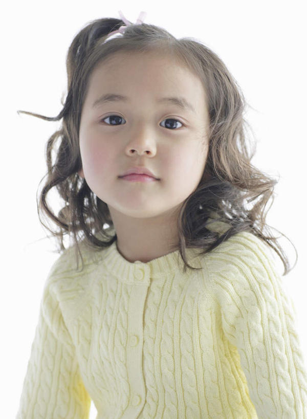 东方人,儿童,一个人,笑,微笑,竖图,室内,白天,正面,纯洁,亚洲,仅一个女性,仅一个人,服装,注视,黄种人,小孩,衣服,黄色,观察,看,仅一个小孩,可爱,童年,童趣,服饰,观看,察看,衣着,穿着,关注,童真,烂漫,无邪,衣饰,天真,女孩,女人,女性,亚洲人,孩子,半身,彩图,女生