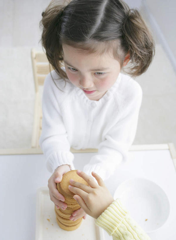 点心,东方人,西方人,儿童,两个人,伙伴,朋友,坐,竖图,俯视,室内,白天,友谊,纯洁,餐桌,桌子,餐具,椅子,欧洲,欧洲人,亚洲,一排,许多,握,服装,整齐,碟子,盘,木椅,食品,曲奇,很多,拿,拿着,注视,黄种人,食物,排列,小孩,衣服,盘子,碟,饼干,零食,观察,看,可爱,童年,童趣,握着,服饰,餐台,观看,堆,察看,衣着,穿着,队列,关注,曲奇饼,童真,曲奇饼干,烂漫,无邪,衣饰,天真,友情,女孩,女人,女性,白种人,亚洲人,坐着,半身,彩图,高角度拍摄,女生