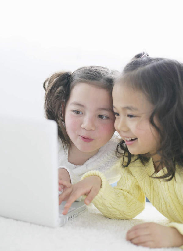 东方人,西方人,儿童,两个人,伙伴,朋友,笑,微笑,露齿笑,竖图,室内,白天,正面,友谊,纯洁,电脑,笔记本电脑,欧洲,欧洲人,亚洲,敲打,服装,网络,注视,黄种人,输入,通讯设备,小孩,衣服,打字,观察,看,趴着,可爱,童年,童趣,服饰,观看,点击,一台,敲击,察看,无线,衣着,穿着,关注,通信设备,无线网络,无线上网,便携式电脑,童真,烂漫,无邪,衣饰,天真,友情,按键,手提电脑,女孩,女人,女性,白种人,亚洲人,趴,半身,彩图,女生