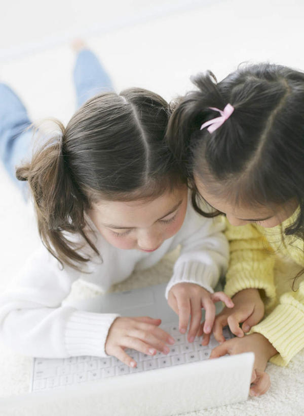 东方人,西方人,儿童,两个人,伙伴,朋友,笑,微笑,露齿笑,竖图,俯视,室内,白天,友谊,纯洁,电脑,笔记本电脑,欧洲,欧洲人,亚洲,敲打,服装,网络,注视,黄种人,输入,通讯设备,小孩,衣服,打字,观察,看,趴着,可爱,童年,童趣,服饰,观看,点击,一台,敲击,察看,无线,衣着,穿着,关注,通信设备,无线网络,无线上网,便携式电脑,童真,烂漫,无邪,衣饰,天真,友情,按键,手提电脑,女孩,女人,女性,白种人,亚洲人,趴,半身,彩图,高角度拍摄,女生