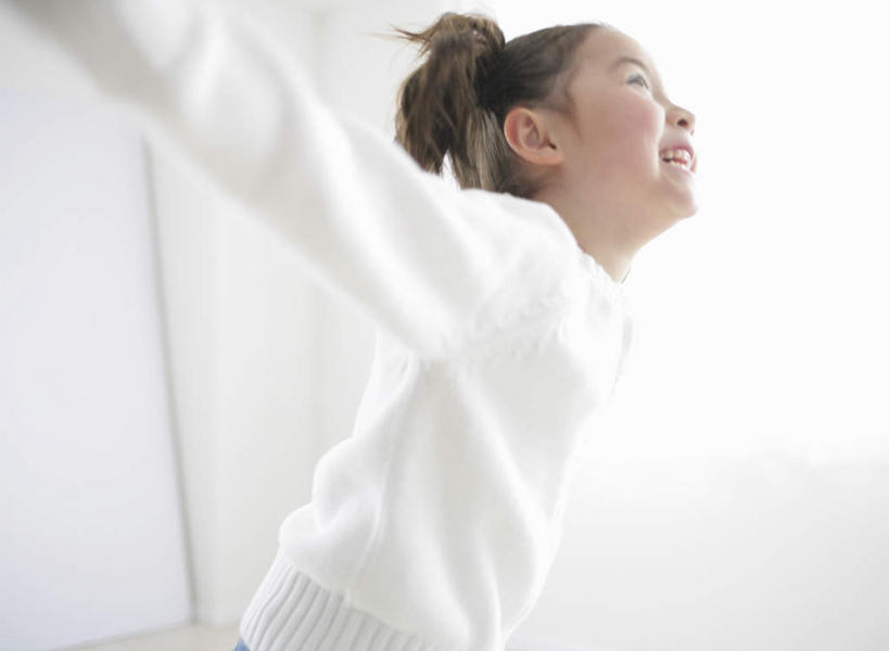 西方人,儿童,一个人,伸展双臂,笑,微笑,露齿笑,横图,室内,白天,侧面,毛衣,纯洁,欧洲,欧洲人,仅一个女性,仅一个人,服装,墙,注视,墙壁,墙面,小孩,衣服,白色,观察,看,仅一个小孩,可爱,童年,童趣,服饰,观看,察看,衣着,穿着,关注,线衫,童真,烂漫,无邪,衣饰,天真,女孩,女人,女性,白种人,孩子,敞开双臂,伸开双臂,展开双肩,张开手臂,张开双臂,半身,彩图,绒衣,套衫,套头毛衣,线衣,女生