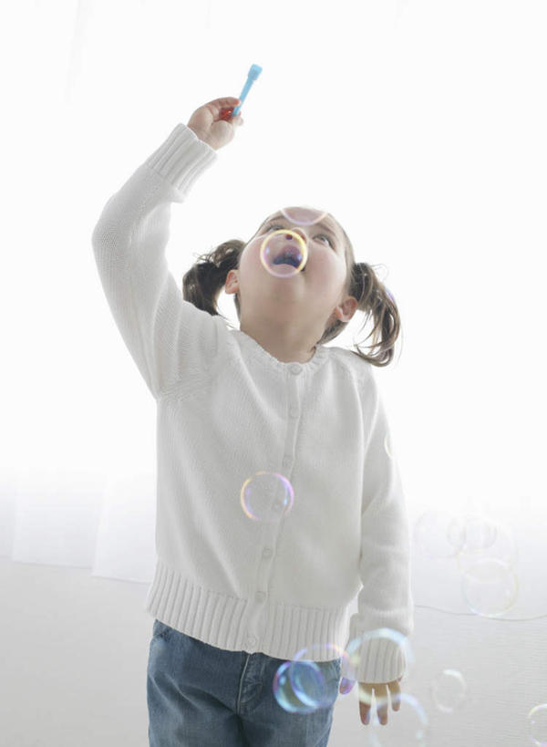 西方人,儿童,一个人,站,举,笑,微笑,露齿笑,竖图,室内,白天,正面,游戏,纯洁,玩具,欧洲,欧洲人,仅一个女性,仅一个人,握,服装,拿,玩,拿着,注视,娱乐,小孩,衣服,泡泡,观察,看,托,站着,仅一个小孩,休闲,可爱,童年,童趣,益智,握着,服饰,观看,活动,察看,衣着,穿着,发泄,关注,消遣,智力,泡泡机,童真,烂漫,无邪,宣泄,衣饰,天真,女孩,女人,女性,白种人,孩子,举起,举手,举着,抬头,玩耍,嬉戏,向上举,向上伸,向上托,仰头,站立,半身,彩图,女生