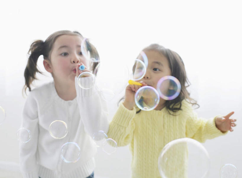 东方人,西方人,儿童,两个人,伙伴,朋友,站,横图,室内,白天,正面,游戏,友谊,纯洁,玩具,欧洲,欧洲人,亚洲,握,服装,拿,玩,拿着,注视,黄种人,娱乐,小孩,衣服,泡泡,吹,观察,看,站着,休闲,可爱,童年,童趣,益智,握着,服饰,观看,活动,察看,衣着,穿着,发泄,关注,消遣,智力,泡泡机,童真,烂漫,无邪,宣泄,衣饰,天真,友情,女孩,女人,女性,白种人,亚洲人,玩耍,嬉戏,站立,半身,彩图,女生