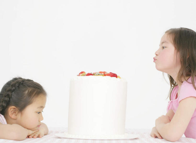 点心,东方人,西方人,儿童,嘴,两个人,伙伴,朋友,坐,横图,室内,白天,白色背景,侧面,下午茶,友谊,纯洁,餐桌,桌子,草莓,浆果,水果,欧洲,欧洲人,亚洲,服装,新鲜,布料,生食,食品,果实,布纹,注视,休闲装,黄种人,相视,桌布,食物,糕点,小孩,衣服,餐巾,台布,嘟嘴,观察,看,趴着,休闲,面对面,休闲服,撅嘴,可爱,童年,童趣,摄影,服饰,有机食品,绿色食品,影棚,餐台,观看,对视,察看,互视,关注,相对,童真,烂漫,无邪,相看,天真,友情,女孩,女人,女性,白种人,亚洲人,嘴巴,嘴唇,洋莓,水果皇后,红莓,地莓,趴,坐着,半身,彩图,影棚拍摄,拍摄,蛋糕,女生