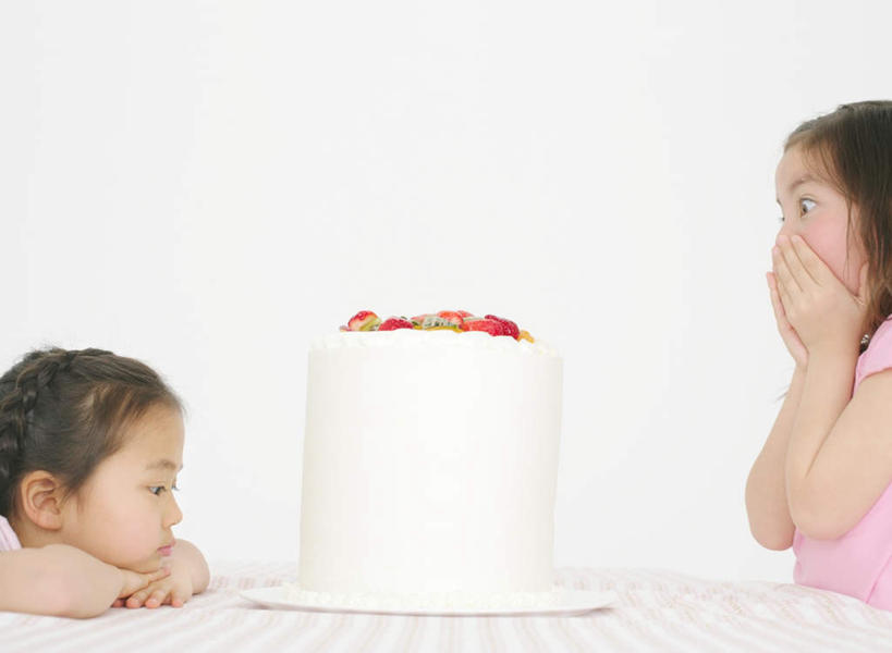 点心,东方人,西方人,儿童,两个人,伙伴,朋友,坐,横图,室内,白天,白色背景,侧面,下午茶,友谊,纯洁,餐桌,桌子,草莓,浆果,水果,欧洲,欧洲人,亚洲,服装,新鲜,布料,生食,食品,果实,布纹,注视,休闲装,黄种人,相视,桌布,食物,糕点,小孩,衣服,餐巾,台布,观察,看,趴着,休闲,面对面,休闲服,可爱,童年,童趣,遮,遮掩,摄影,服饰,有机食品,绿色食品,影棚,餐台,观看,对视,察看,掩盖,互视,遮挡,关注,相对,童真,烂漫,无邪,遮盖,相看,掩饰,天真,友情,女孩,女人,女性,白种人,亚洲人,洋莓,水果皇后,红莓,地莓,趴,坐着,半身,彩图,影棚拍摄,拍摄,蛋糕,女生