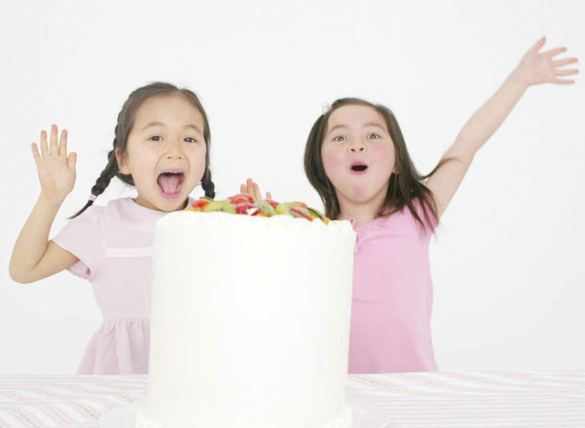 点心,东方人,西方人,儿童,两个人,伙伴,朋友,站,举,笑,大笑,横图,室内,白天,白色背景,正面,下午茶,兴奋,友谊,纯洁,餐桌,桌子,草莓,浆果,猕猴桃,桃子,水果,欧洲,欧洲人,亚洲,服装,新鲜,布料,生食,食品,果实,布纹,注视,休闲装,黄种人,桌布,食物,糕点,小孩,衣服,餐巾,台布,观察,看,托,站着,张嘴,休闲,休闲服,黄桃,可爱,童年,童趣,摄影,服饰,有机食品,绿色食品,影棚,餐台,观看,察看,关注,张大嘴巴,童真,烂漫,无邪,肺果,哈哈大笑,天真,友情,女孩,女人,女性,白种人,亚洲人,张开嘴,洋莓,水果皇后,奇异果,猕猴梨,红莓,地莓,举起,举手,举着,向上举,向上伸,向上托,站立,半身,彩图,影棚拍摄,高兴,狂笑,拍摄,蛋糕,女生