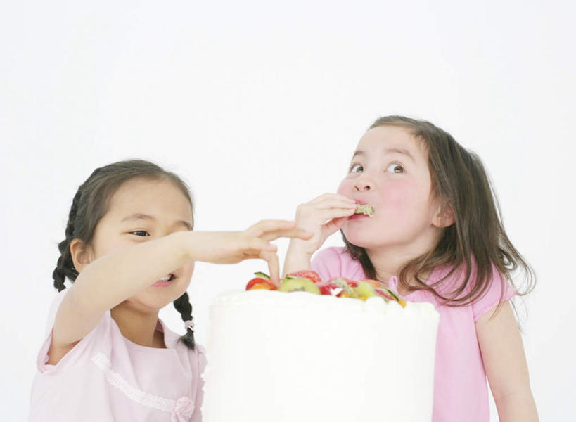 点心,东方人,西方人,儿童,两个人,伙伴,朋友,站,吃,横图,室内,白天,白色背景,正面,下午茶,友谊,纯洁,餐桌,桌子,草莓,浆果,猕猴桃,桃子,水果,欧洲,欧洲人,亚洲,握,服装,新鲜,布料,生食,食品,果实,拿,布纹,拿着,注视,休闲装,黄种人,桌布,食物,糕点,小孩,衣服,餐巾,台布,观察,看,站着,休闲,休闲服,黄桃,可爱,童年,童趣,握着,摄影,服饰,有机食品,绿色食品,影棚,餐台,观看,察看,关注,童真,烂漫,无邪,肺果,天真,友情,女孩,女人,女性,白种人,亚洲人,洋莓,水果皇后,奇异果,猕猴梨,红莓,地莓,嚼,食,站立,半身,彩图,影棚拍摄,拍摄,蛋糕,女生