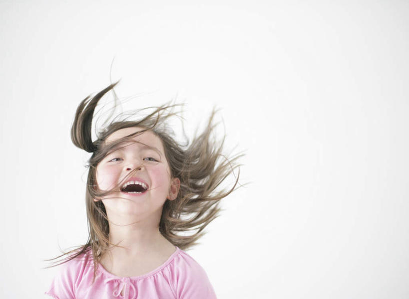 西方人,儿童,一个人,站,笑,微笑,露齿笑,横图,室内,白天,白色背景,正面,纯洁,欧洲,欧洲人,仅一个女性,仅一个人,服装,飘扬,注视,小孩,衣服,粉色,观察,看,站着,仅一个小孩,可爱,童年,童趣,摄影,服饰,影棚,观看,飘逸,察看,衣着,穿着,关注,飞扬,童真,烂漫,无邪,衣饰,天真,女孩,女人,女性,白种人,孩子,长发,站立,半身,彩图,影棚拍摄,拍摄,女生