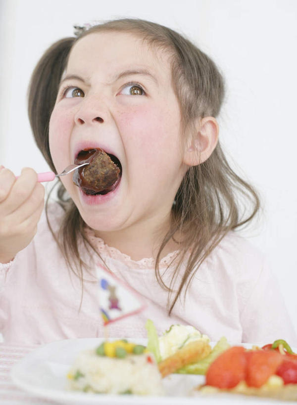 西方人,儿童,一个人,坐,吃,竖图,室内,白天,白色背景,正面,纯洁,蔬菜,土豆,餐具,欧洲,欧洲人,仅一个女性,仅一个人,握,服装,新鲜,叉子,碟子,盘,肉,食品,拿,拿着,注视,肉类,食物,小孩,衣服,盘子,碟,观察,看,张嘴,仅一个小孩,皱眉,可爱,童年,童趣,握着,摄影,服饰,有机食品,绿色食品,影棚,观看,察看,衣着,穿着,关注,张大嘴巴,肉食,童真,烂漫,无邪,餐叉,馍馍蛋,衣饰,天真,女孩,女人,女性,白种人,孩子,进餐用具,张开嘴,洋芋,山药蛋,马铃薯,嚼,食,坐着,半身,彩图,影棚拍摄,拍摄,女生