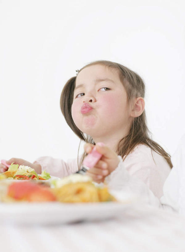 面食,面条,意大利面,西方人,儿童,嘴,一个人,坐,竖图,室内,白天,白色背景,正面,西餐,纯洁,餐桌,桌子,餐具,欧洲,欧洲人,仅一个女性,仅一个人,服装,布料,碟子,盘,面,料理,食品,布纹,注视,桌布,食物,小孩,衣服,盘子,餐巾,碟,台布,嘟嘴,观察,看,仅一个小孩,撅嘴,可爱,童年,童趣,西式,摄影,服饰,影棚,餐台,观看,察看,衣着,穿着,关注,童真,烂漫,无邪,衣饰,天真,女孩,女人,女性,白种人,孩子,嘴巴,嘴唇,坐着,半身,彩图,影棚拍摄,拍摄,女生