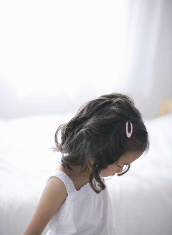 东方人,儿童,一个人,站,竖图,俯视,室内,白天,纯洁,窗帘,床,卧室,亚洲,仅一个女性,仅一个人,服装,朦胧,模糊,装饰,头饰,双人床,床单,注视,黄种人,被子,小孩,衣服,帘子,发夹,发饰,夹子,饰品,低头,观察,看,站着,仅一个小孩,遮阳,可爱,童年,童趣,服饰,观看,华丽,修饰,点缀,察看,被单,衣着,穿着,关注,童真,烂漫,无邪,配饰,衬托,美观,雅致,雅观,垂头,衣饰,天真,女孩,女人,女性,亚洲人,孩子,站立,半身,彩图,高角度拍摄,睡房,卧房,女生