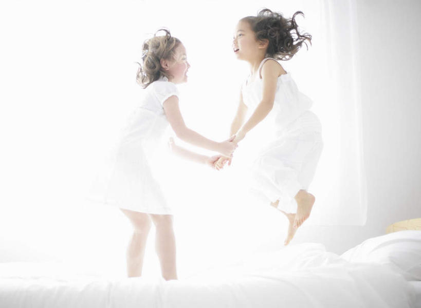 东方人,西方人,儿童,两个人,伙伴,朋友,站,跳,握手,笑,微笑,露齿笑,横图,室内,白天,侧面,友谊,纯洁,窗户,窗帘,床,卧室,欧洲,欧洲人,亚洲,服装,装饰,墙,双人床,床单,半空,注视,黄种人,被子,玻璃窗,相视,墙壁,墙面,小孩,衣服,白色,帘子,观察,看,站着,面对面,遮阳,可爱,童年,童趣,服饰,观看,对视,华丽,修饰,点缀,察看,被单,互视,衣着,穿着,关注,相对,童真,烂漫,无邪,相看,衬托,美观,雅致,雅观,衣饰,天真,友情,女孩,女人,女性,白种人,亚洲人,搀手,拉手,手搀手,手拉手,手牵手,手握手,跳跃,站立,彩图,全身,睡房,卧房,女生