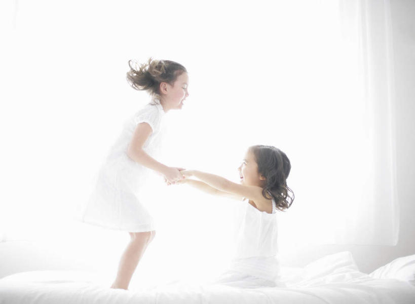 东方人,西方人,儿童,两个人,伙伴,朋友,站,坐,握手,笑,微笑,露齿笑,横图,室内,白天,侧面,友谊,纯洁,窗户,窗帘,床,卧室,欧洲,欧洲人,亚洲,服装,装饰,墙,双人床,床单,注视,黄种人,被子,玻璃窗,相视,墙壁,墙面,小孩,衣服,白色,帘子,观察,看,站着,面对面,遮阳,可爱,童年,童趣,服饰,观看,对视,华丽,修饰,点缀,察看,被单,互视,衣着,穿着,关注,相对,童真,烂漫,无邪,相看,衬托,美观,雅致,雅观,衣饰,天真,友情,女孩,女人,女性,白种人,亚洲人,搀手,拉手,手搀手,手拉手,手牵手,手握手,站立,坐着,彩图,全身,睡房,卧房,女生