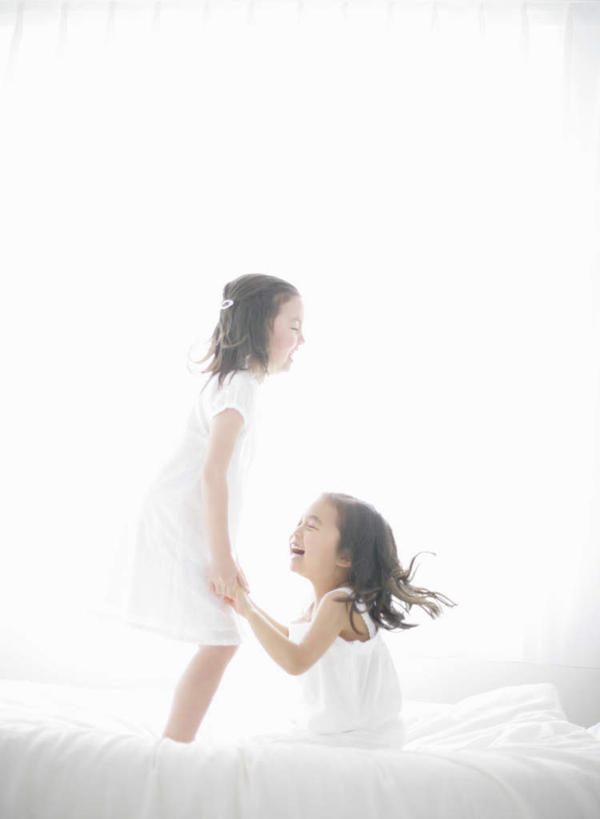 东方人,西方人,儿童,两个人,伙伴,朋友,站,坐,握手,笑,微笑,露齿笑,竖图,室内,白天,侧面,友谊,纯洁,窗户,窗帘,床,卧室,欧洲,欧洲人,亚洲,服装,装饰,墙,双人床,床单,注视,黄种人,被子,玻璃窗,相视,墙壁,墙面,小孩,衣服,白色,帘子,观察,看,站着,面对面,遮阳,可爱,童年,童趣,服饰,观看,对视,华丽,修饰,点缀,察看,被单,互视,衣着,穿着,关注,相对,童真,烂漫,无邪,相看,衬托,美观,雅致,雅观,衣饰,天真,友情,女孩,女人,女性,白种人,亚洲人,搀手,拉手,手搀手,手拉手,手牵手,手握手,站立,坐着,彩图,全身,睡房,卧房,女生