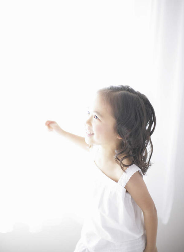 东方人,儿童,一个人,坐,笑,微笑,露齿笑,竖图,室内,白天,侧面,纯洁,窗帘,床,卧室,亚洲,仅一个女性,仅一个人,服装,装饰,双人床,床单,注视,黄种人,被子,小孩,衣服,帘子,观察,看,仅一个小孩,遮阳,可爱,童年,童趣,服饰,观看,华丽,修饰,点缀,察看,被单,衣着,穿着,关注,童真,烂漫,无邪,衬托,美观,雅致,雅观,衣饰,天真,女孩,女人,女性,亚洲人,孩子,坐着,半身,彩图,睡房,卧房,女生