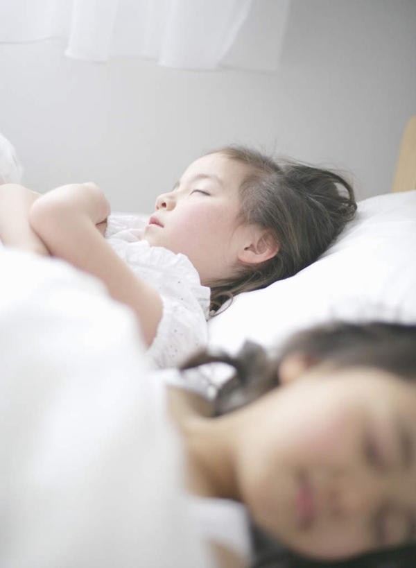 东方人,西方人,儿童,两个人,伙伴,朋友,躺,闭眼,睡,竖图,俯视,室内,白天,友谊,纯洁,床,卧室,欧洲,欧洲人,亚洲,服装,朦胧,模糊,双人床,床单,黄种人,被子,小孩,衣服,可爱,童年,童趣,服饰,被单,衣着,穿着,童真,烂漫,无邪,衣饰,卧着,天真,友情,女孩,女人,女性,白种人,亚洲人,闭眼睛,闭着眼,闭着眼睛,困,困觉,寝息,睡觉,躺着,卧,半身,彩图,高角度拍摄,睡房,卧房,女生