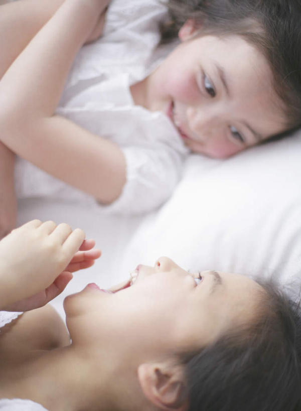 东方人,西方人,儿童,两个人,伙伴,朋友,躺,笑,大笑,竖图,俯视,室内,白天,兴奋,友谊,纯洁,床,卧室,欧洲,欧洲人,亚洲,服装,朦胧,模糊,双人床,床单,注视,黄种人,被子,小孩,衣服,观察,看,张嘴,可爱,童年,童趣,服饰,观看,察看,被单,衣着,穿着,关注,张大嘴巴,童真,烂漫,无邪,哈哈大笑,衣饰,卧着,天真,友情,女孩,女人,女性,白种人,亚洲人,张开嘴,躺着,卧,半身,彩图,高角度拍摄,高兴,狂笑,睡房,卧房,女生