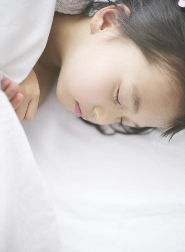 东方人,儿童,脸,头,脸颊,一个人,躺,闭眼,睡,竖图,俯视,室内,特写,白天,纯洁,床,卧室,亚洲,仅一个女性,仅一个人,服装,双人床,床单,黄种人,被子,小孩,衣服,仅一个小孩,可爱,童年,童趣,服饰,被单,衣着,穿着,童真,烂漫,无邪,衣饰,卧着,天真,女孩,女人,女性,亚洲人,孩子,头部,脸部,脸蛋,面部,闭眼睛,闭着眼,闭着眼睛,困,困觉,寝息,睡觉,躺着,卧,半身,彩图,高角度拍摄,睡房,卧房,女生