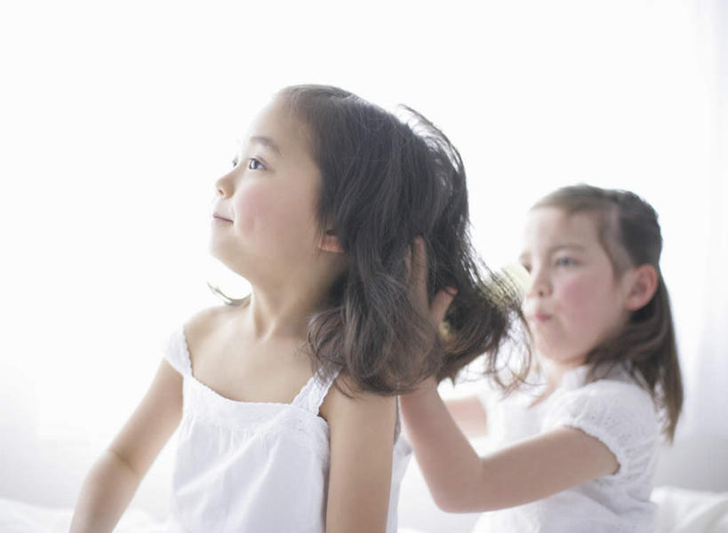 东方人,西方人,儿童,两个人,伙伴,朋友,坐,笑,微笑,横图,室内,白天,正面,友谊,纯洁,床,卧室,欧洲,欧洲人,亚洲,握,服装,双人床,床单,拿,拿着,注视,黄种人,被子,小孩,衣服,观察,看,可爱,童年,童趣,握着,服饰,观看,察看,被单,衣着,穿着,关注,童真,烂漫,无邪,衣饰,天真,友情,女孩,女人,女性,白种人,亚洲人,坐着,半身,彩图,睡房,卧房,女生