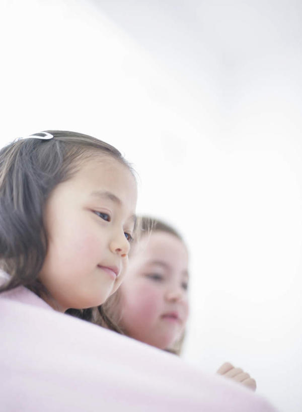 东方人,西方人,儿童,两个人,伙伴,朋友,笑,微笑,竖图,室内,白天,仰视,友谊,纯洁,欧洲,欧洲人,亚洲,服装,装饰,纺织物,头饰,注视,黄种人,小孩,衣服,发夹,发饰,夹子,饰品,毛巾,观察,看,清洁,可爱,童年,童趣,服饰,观看,保暖,华丽,修饰,点缀,察看,衣着,穿着,关注,童真,透气,烂漫,无邪,配饰,防水,衬托,美观,雅致,雅观,衣饰,储水,耐磨,吸水,天真,友情,女孩,女人,女性,白种人,亚洲人,半身,彩图,低角度拍摄,女生