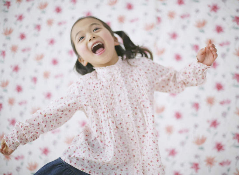 东方人,儿童,一个人,跳,伸展双臂,笑,大笑,横图,室内,白天,正面,兴奋,纯洁,壁纸,亚洲,仅一个女性,仅一个人,服装,朦胧,模糊,装饰,墙,注视,黄种人,墙壁,墙面,小孩,衣服,观察,看,张嘴,仅一个小孩,可爱,童年,童趣,服饰,观看,华丽,修饰,点缀,察看,衣着,穿着,关注,张大嘴巴,童真,烂漫,无邪,哈哈大笑,衬托,美观,雅致,雅观,衣饰,天真,女孩,女人,女性,亚洲人,孩子,墙纸,张开嘴,敞开双臂,伸开双臂,跳跃,展开双肩,张开手臂,张开双臂,半身,彩图,高兴,狂笑,女生