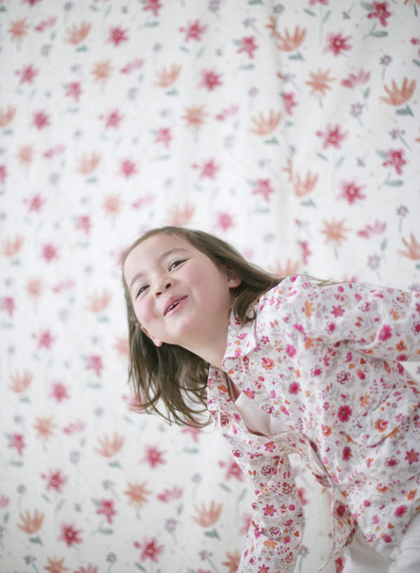 东方人,儿童,一个人,站,笑,微笑,竖图,室内,白天,正面,纯洁,壁纸,亚洲,仅一个女性,仅一个人,弯腰,服装,装饰,墙,注视,黄种人,墙壁,墙面,小孩,衣服,观察,看,站着,仅一个小孩,可爱,童年,童趣,服饰,观看,华丽,修饰,点缀,察看,衣着,穿着,关注,童真,烂漫,无邪,弯身,衬托,美观,雅致,雅观,衣饰,天真,女孩,女人,女性,亚洲人,孩子,墙纸,站立,半身,彩图,女生