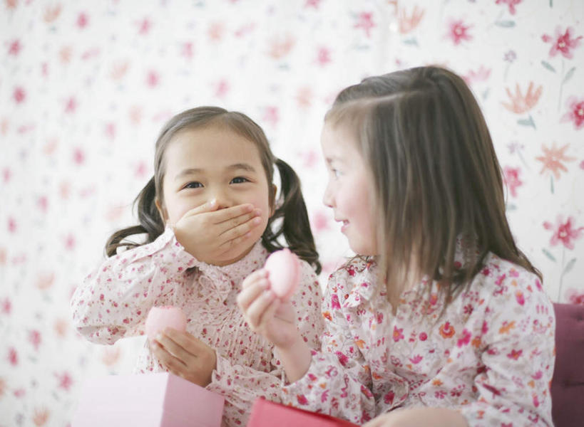 东方人,西方人,儿童,两个人,伙伴,朋友,笑,微笑,露齿笑,横图,室内,白天,正面,友谊,纯洁,壁纸,礼盒,礼物,欧洲,欧洲人,亚洲,握,服装,朦胧,模糊,装饰,纸盒,墙,拿,拿着,注视,黄种人,墙壁,墙面,盒子,小孩,衣服,包装盒,礼品盒,观察,看,可爱,童年,童趣,握着,遮,遮掩,服饰,礼品,观看,华丽,修饰,点缀,察看,掩盖,遮挡,衣着,穿着,关注,童真,烂漫,无邪,遮盖,衬托,美观,雅致,雅观,掩饰,衣饰,天真,友情,女孩,女人,女性,白种人,亚洲人,墙纸,半身,彩图,女生