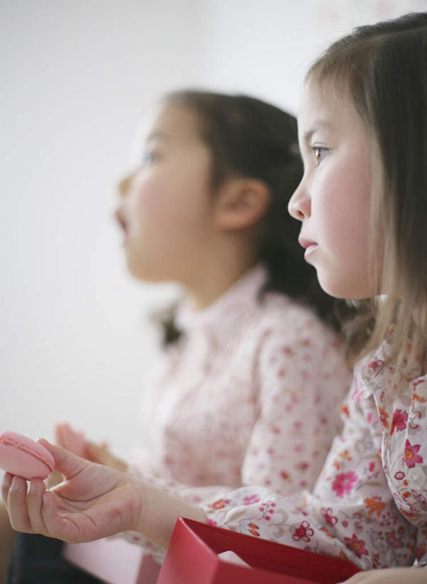 东方人,西方人,儿童,两个人,伙伴,朋友,笑,微笑,露齿笑,竖图,室内,白天,侧面,友谊,纯洁,礼盒,礼物,欧洲,欧洲人,亚洲,握,服装,朦胧,模糊,纸盒,食品,糖,糖果,甜点,甜品,软糖,拿,拿着,注视,黄种人,盒子,食物,小孩,衣服,包装盒,礼品盒,甜食,观察,看,可爱,童年,童趣,握着,服饰,礼品,观看,察看,衣着,穿着,关注,童真,烂漫,无邪,衣饰,天真,友情,女孩,女人,女性,白种人,亚洲人,半身,彩图,女生