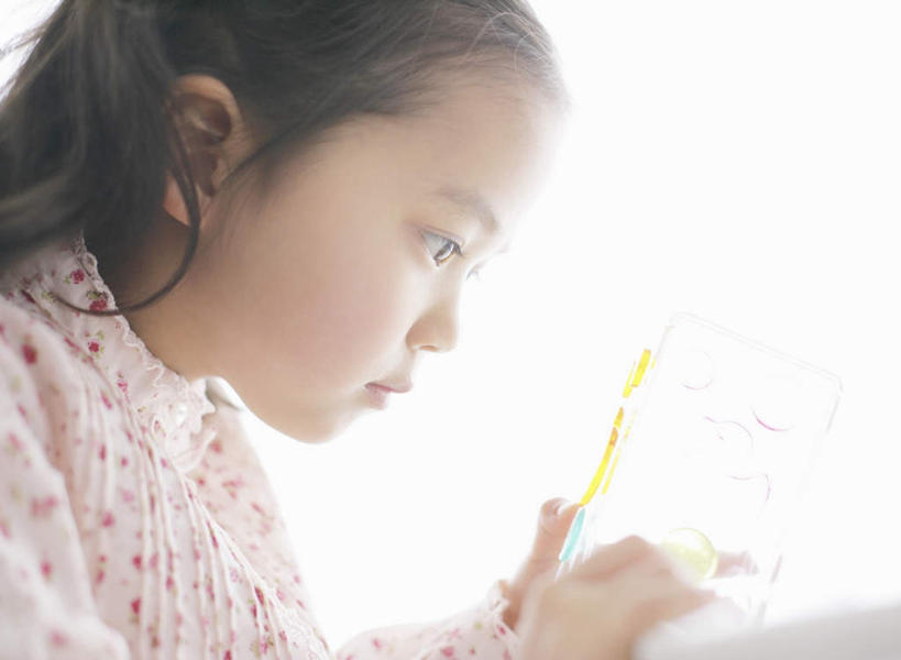 东方人,儿童,一个人,横图,室内,白天,侧面,游戏,纯洁,玩具,亚洲,仅一个女性,仅一个人,握,服装,朦胧,模糊,拿,玩,拿着,注视,黄种人,娱乐,小孩,衣服,观察,看,仅一个小孩,休闲,可爱,童年,童趣,益智,握着,服饰,观看,活动,察看,衣着,穿着,发泄,关注,消遣,智力,童真,烂漫,无邪,宣泄,衣饰,天真,女孩,女人,女性,亚洲人,孩子,玩耍,嬉戏,半身,彩图,女生